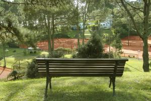 Um jardim em Hotel del Lago Golf & Art Resort