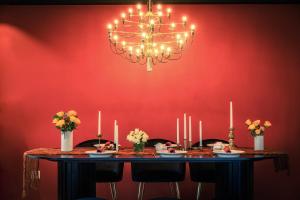 Bohr Apartment Copenhagen في كوبنهاغن: غرفة طعام مع طاولة مع ثريا