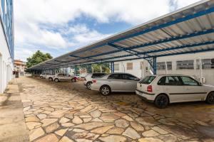 um grupo de carros estacionados num parque de estacionamento em LOFT MUNDI - Conforto no Centro com Ar Condicionado em Águas de Lindoia