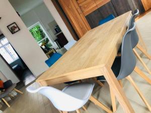 Chez Moi في شيمن غرينييه: طاولة وكراسي خشبية في غرفة المعيشة