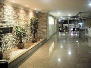 un corridoio con due piante in vaso in un edificio di Boa Viagem Beach Flat apt 304 a Recife