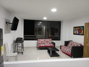 - un salon avec deux canapés et une télévision dans l'établissement Casa hotel hispania 2, à Hispania