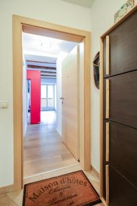 un corridoio con porta che conduce a una camera di Ulivo Suites - apartments a Bolzano
