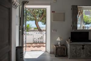 uma sala de estar com uma porta que leva a um pátio em The Beach House em Vila Nova de Cacela