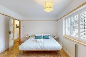 En eller flere senger på et rom på Stunning 2 bed flat in Richmond