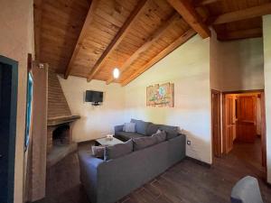 Cabañas Mazzatl 6 pax في مازاميتلا: غرفة معيشة مع أريكة ومدفأة