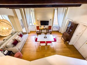 ein Wohnzimmer mit einem Sofa und einem Tisch in der Unterkunft IREX Piazza Navona private Cozy apartment in Rom