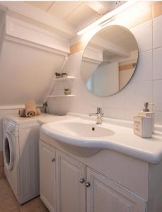 uma casa de banho com um lavatório e um espelho em Apanemo em Faros