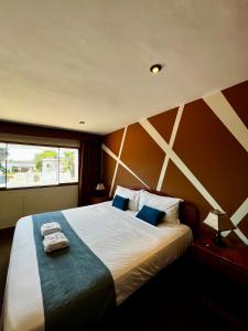 sypialnia z dużym łóżkiem i oknem w obiekcie Hotel Country Trujillo w mieście Trujillo