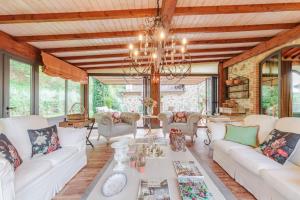 Imagen de la galería de Villa Veranda, a Romantic Farmhouse with Pool, en Larciano