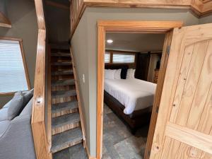 Ένα ή περισσότερα κρεβάτια σε δωμάτιο στο The Hideout Golf Club & Resort