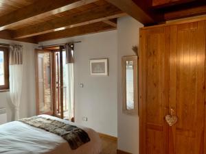 1 dormitorio con 1 cama y puerta de madera en Casa en Estavar Residential con jardín y piscina, en Estavar