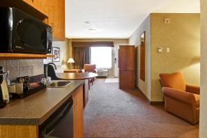 Köök või kööginurk majutusasutuses Ramada by Wyndham Ponoka