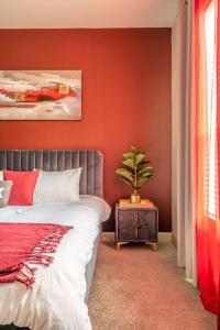 a red bedroom with a bed and a potted plant at PackHouse NRG/MED Center in Houston