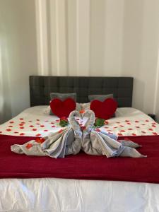 łóżko z dwoma sercami i dwoma ręcznikami w obiekcie Loft Romantique avec jacuzzi à Saint-Etienne w mieście Saint Etienne