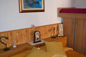 1 dormitorio con 1 cama y reloj sobre una mesa en Amalfi Coast Room, en Amalfi