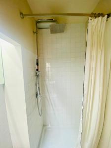 eine Dusche im Bad mit Duschvorhang in der Unterkunft Appartamento studio e design in centro storico Sulmona in Sulmona
