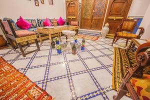 uma sala de estar com piso em azulejo e mobiliário em Medina Sky em Fez