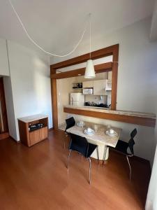 a dining room with a table and chairs and a kitchen at Locking's Funcionários 6 in Belo Horizonte