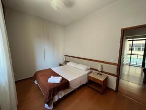 a bedroom with a bed and a large window at Locking's Funcionários 6 in Belo Horizonte