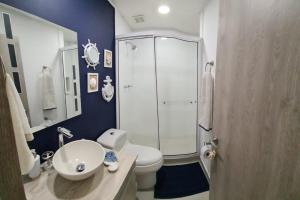 圣安德烈斯Apartamento familiar en Sun Rise San Andrés的带淋浴、马桶和水槽的浴室 更多8张照片