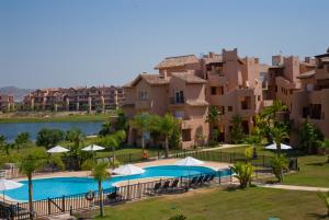 - une vue aérienne sur un complexe d'appartements avec une piscine dans l'établissement Ona Mar Menor - The Residences, à Torre-Pacheco