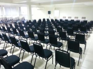 ein Zimmer mit vielen Stühlen in einem Klassenzimmer in der Unterkunft Class Hotel Passos Rio Grande Portal da Canastra in Passos