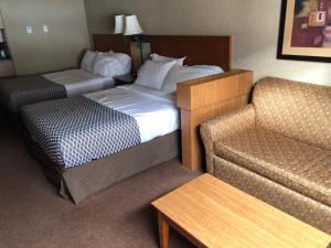 Voodi või voodid majutusasutuse Ramada by Wyndham Ponoka toas