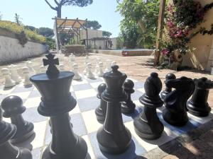 un tablero de ajedrez con piezas de ajedrez en una acera en Residence Villa Olivia, en Isquia