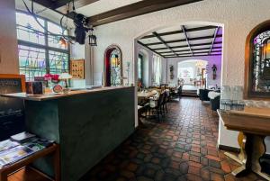 um restaurante com um bar com mesas e cadeiras em Hotel zum Goldenen Löwen em Sankt Goar
