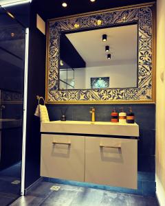 La salle de bains est pourvue d'un lavabo et d'un miroir. dans l'établissement Harteneck Apartments, à Sibiu