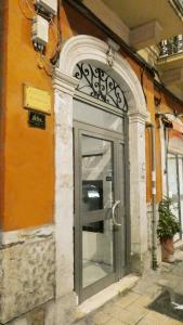 een toegang tot een gebouw met een glazen deur bij Relux in Bari