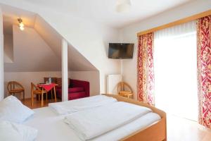 Een bed of bedden in een kamer bij Strandhotel Pichler