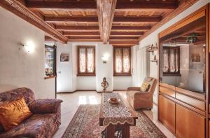- un salon avec un canapé et une table dans l'établissement Casa Mocchetti, à Lezzeno
