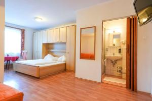 Een bed of bedden in een kamer bij Strandhotel Pichler