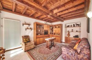 - un salon avec un canapé et une table dans l'établissement Casa Mocchetti, à Lezzeno