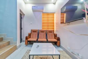 una sala de espera con sofá y mesa en Cecilia Homes en Lekki