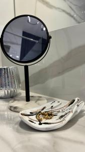 un espejo sentado sobre una mesa en Hanza 1107, en Szczecin