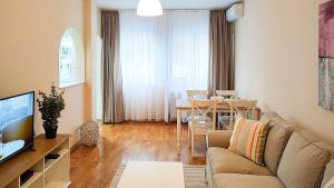 Μια τηλεόραση ή/και κέντρο ψυχαγωγίας στο FilinHome Pelagica Suite