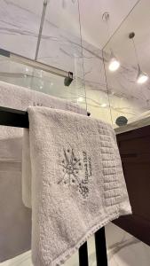 un asciugamano bianco appeso a un bancone in bagno di Hanza 1107 a Stettino