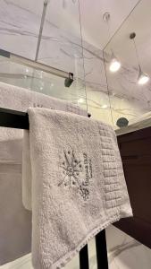 toalla blanca colgada en una encimera en el baño en Hanza 1107, en Szczecin