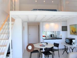 kuchnia i jadalnia ze stołem i krzesłami w obiekcie Duplex moderne 5 pers avec terrasse et parking - FR-1-251-456 w mieście Le Lavandou +8 zdjęć