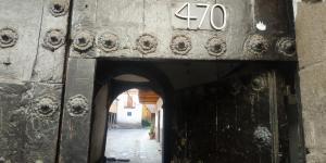 an archway in a building with a sign on it at Anais y Nicolas Hostel in Cusco