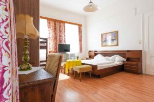 een hotelkamer met een bed en een tafel en een kamer bij Strandhotel Pichler in Seeboden