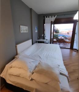 A bed or beds in a room at Pamela's house "private pool and spa"