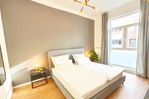 Krevet ili kreveti u jedinici u okviru objekta 80qm Apartment in Krefeld zentral gelegen mit hohen Decken - BEUYS Apartments - Krefeld