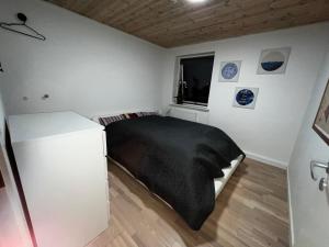 En eller flere senge i et værelse på Hyggelig lejlighed i Rinkenæs