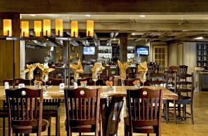 - un restaurant avec une grande table et des chaises dans la chambre dans l'établissement Wolfeboro Inn, à Wolfeboro