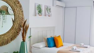 Posteľ alebo postele v izbe v ubytovaní EL ESTUDIO DE LA PLAYA BENALBEACH Holidays Paradise
