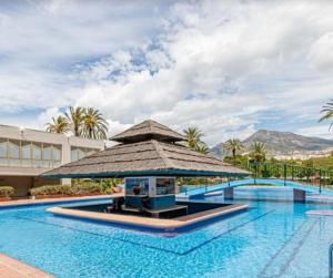 Bazén v ubytovaní EL ESTUDIO DE LA PLAYA BENALBEACH Holidays Paradise alebo v jeho blízkosti